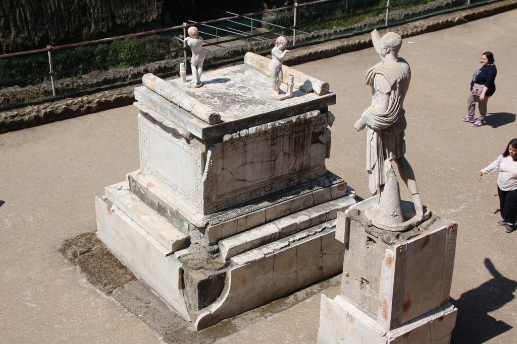 Herculaneum, April 2014. 
Memorial altar to Marcus Nonius Balbus together with a plaster-cast of his breast-plated statue, on the right.
Photo courtesy of Klaus Heese.